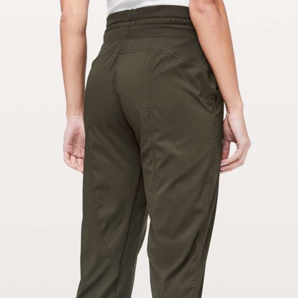 Lululemon Women’s Dance Studio Crop *25" in Dark Olive Size 8